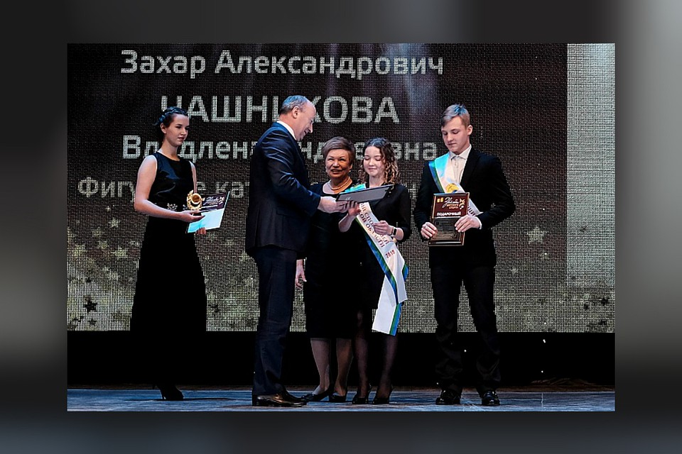 Спортсменов награждал зампред правительства области Александр Царегородцев. Фото: kirovreg.ru