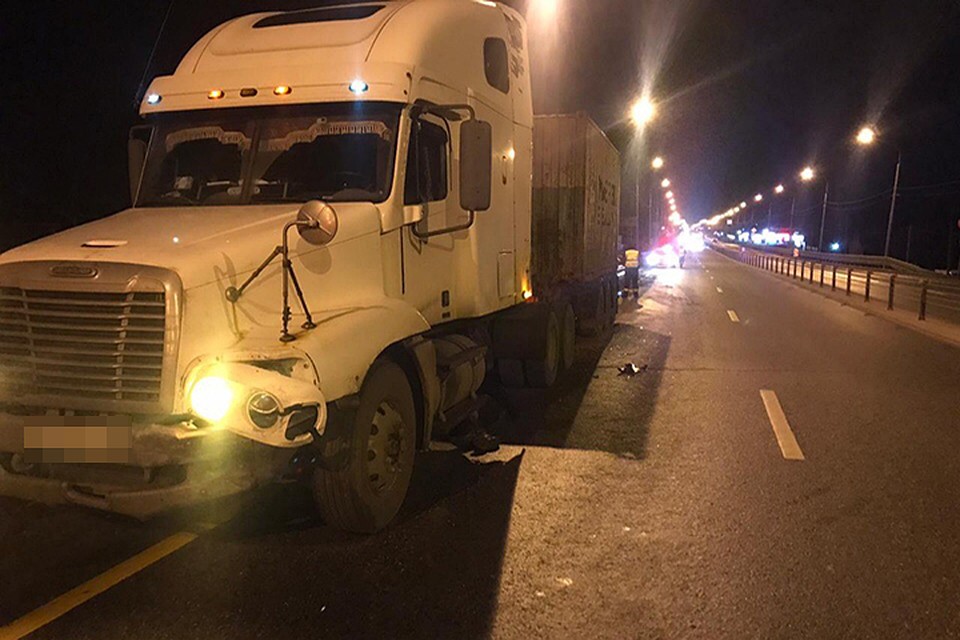 Водитель грузовика не учел дорожные условия и наехал на стоящий автомобиль Фото: УГИБДД России по Тверской области