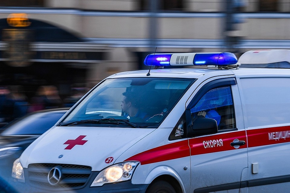 Медики отвезли женщину в больницу