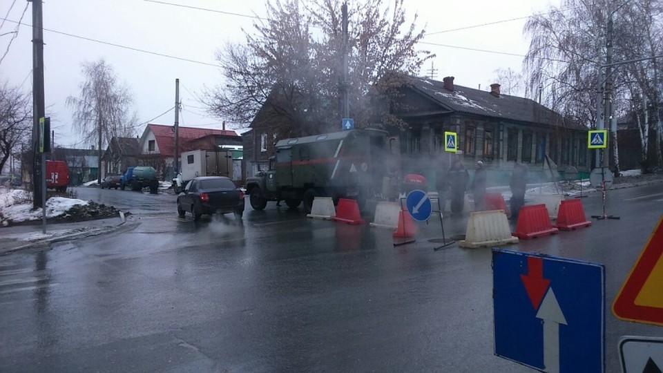 Аварийные бригады работают на месте повреждения теплосети