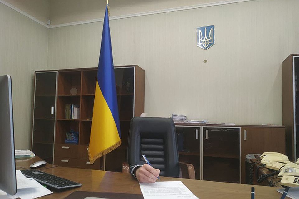 Украинский министр залез под стол в знак поддержки премьер-министра страны