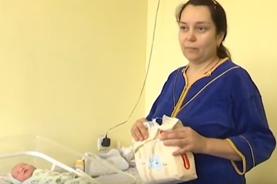 Роженица из Краматорска Юлия рассказала, что очень рассчитывала на «пакет малыша», но так и не дождалась. Фото: youtube.com/ТК«Донбасс»