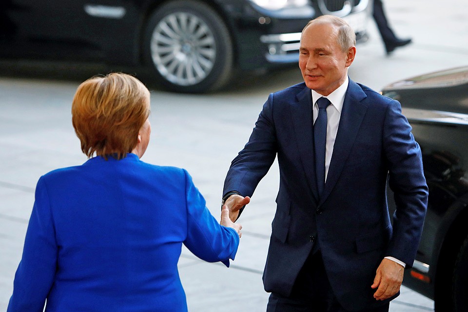 Президент России Владимир путин прибыл на саммит по Ливии в Берлине.