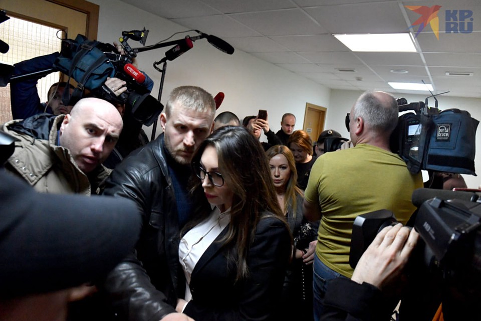 Звезда сериала "Счастливы вместе" приехала на заседание в окружении адвокатов и охранников.