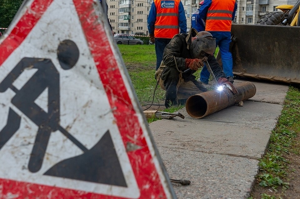 В Петербурге в подвале дома на улице Крыленко прорвало трубу отопления.