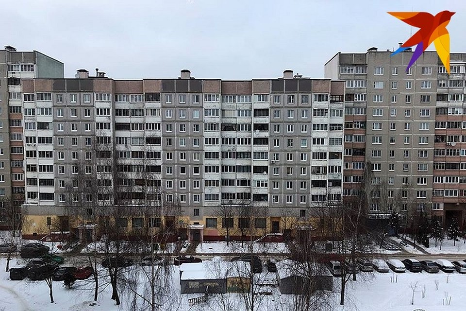 Тело мужчины, упавшего из окна высотки, обнаружили прохожие.