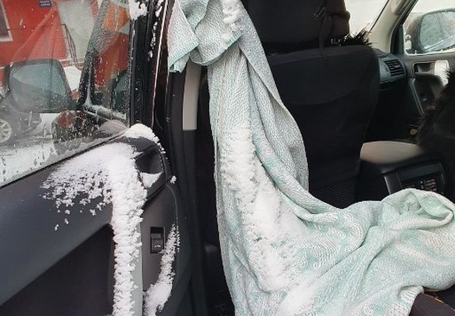 Мужчина купила джип за три миллиона, а в него задувает снег.