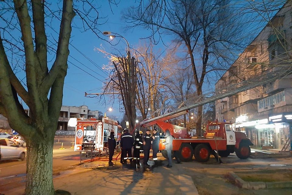 Пожар в пятиэтажке поднял весь дом на ноги. Фото aif.md