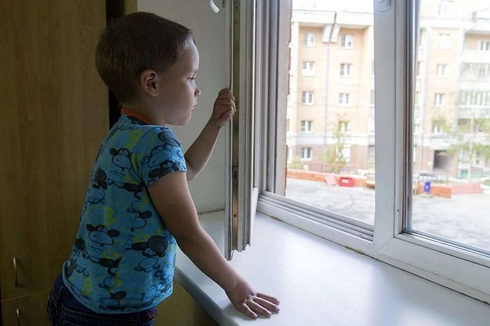 Мама уложила ребенка спать, а сама вышла в магазин