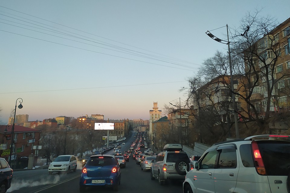 Утренние пробки сковали движение в городе