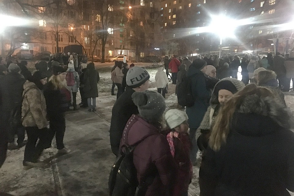 На стихийных собраниях родители учеников собрали в его поддержку несколько тысяч подписей