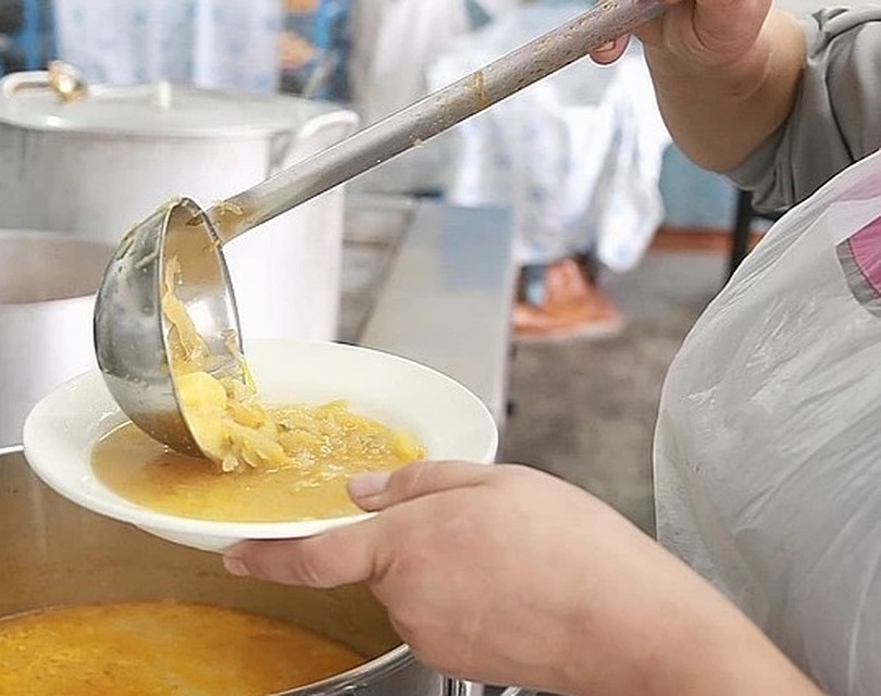 Тухлыми овощами кормили школьников в Красноярске.