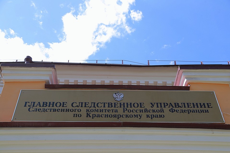 2-летняя девочка выпала из окна в Красноярске. Забыли убрать стул.