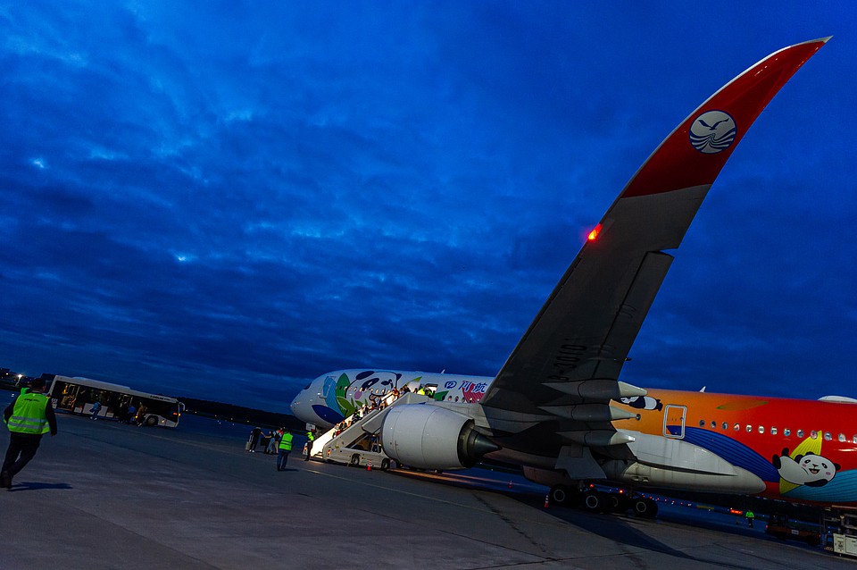 Компания Azur air - крупнейший в России чартерный перевозчик - начала вывозить туристов с острова Хайнань сегодня, 27 января.