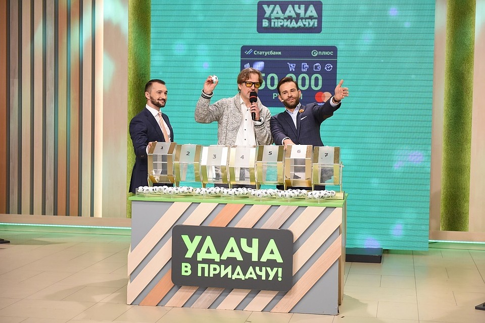 Главный приз помог разыграть белорусский скульптор и дизайнер Максим Петруль.
