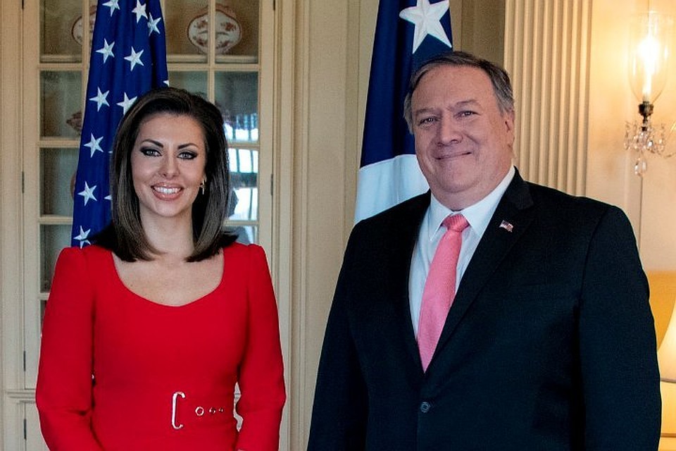 Руководитель пресс-службы госдепартамента США Морган Ортэгус и госсекретарь Майкл Помпео. Фото: Twitter@SecPompeo