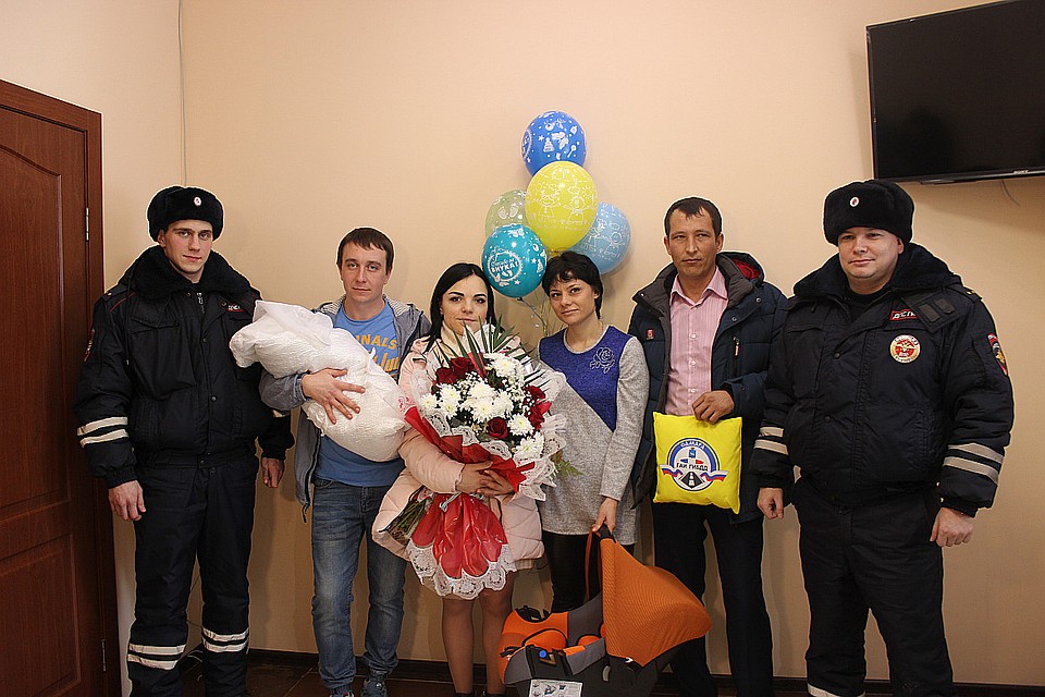 Полицейские побывали на выписке малыша и его мамы из роддома