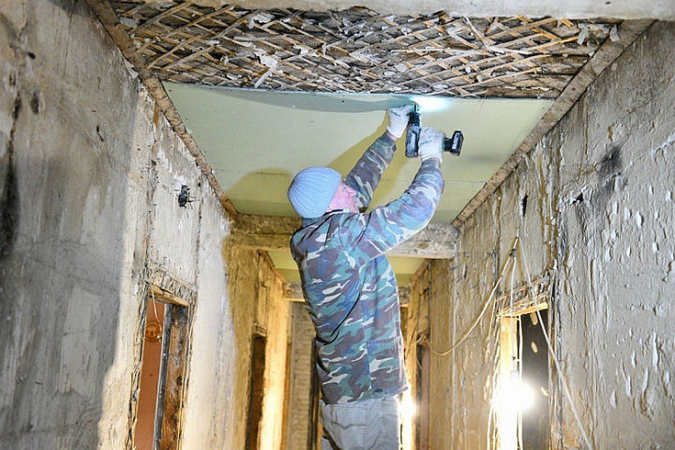 Уже выполнили настил дощатых полов, завели балки с подшивкой и утеплением чердачного перекрытия.