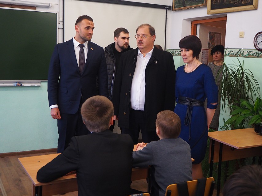 Борис Пайкин приехал в школу с подарками