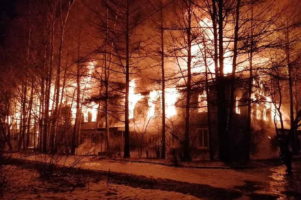 В Ленобласти полыхает здание бывшей больницы в поселке Ульяновка. Фото: vk.com/avto.kolpino