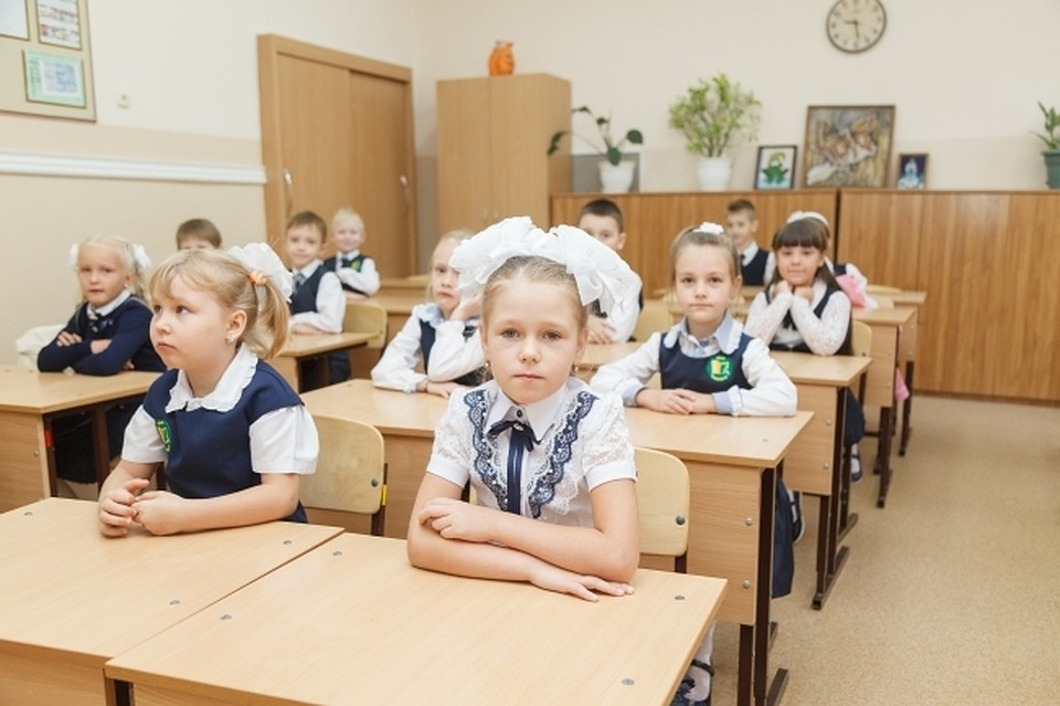 Уже пора подавать заявления в первый класс.