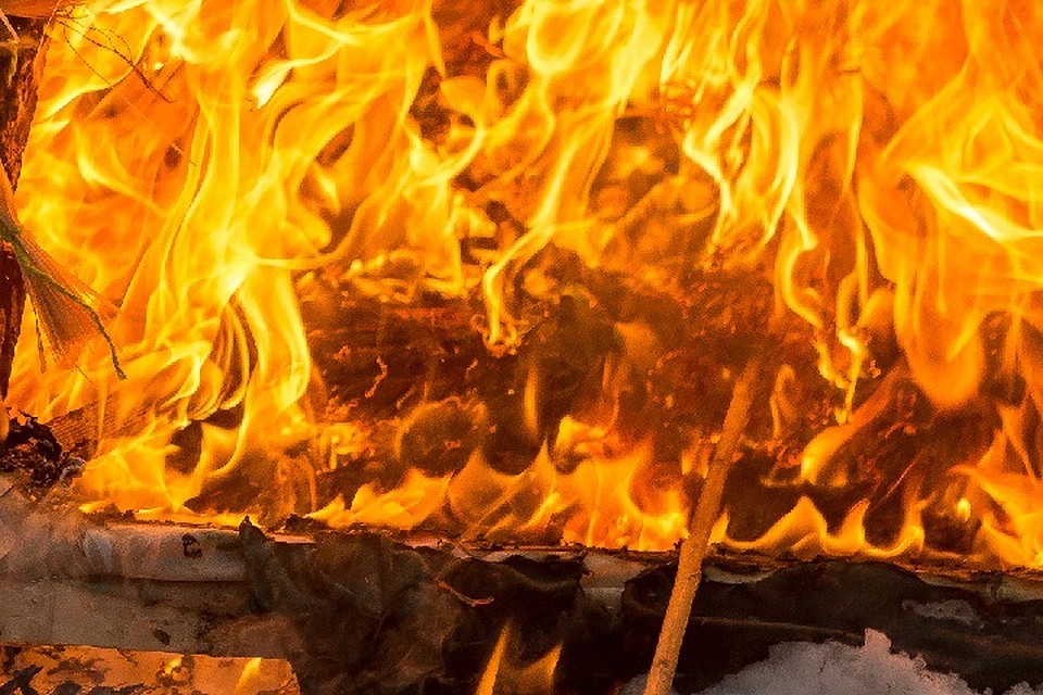 При пожаре в бытовке погиб 19-летний строитель.