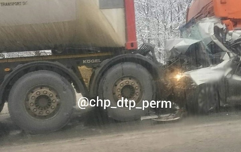 Фото с места аварии из Instagram @chp_dtp_perm