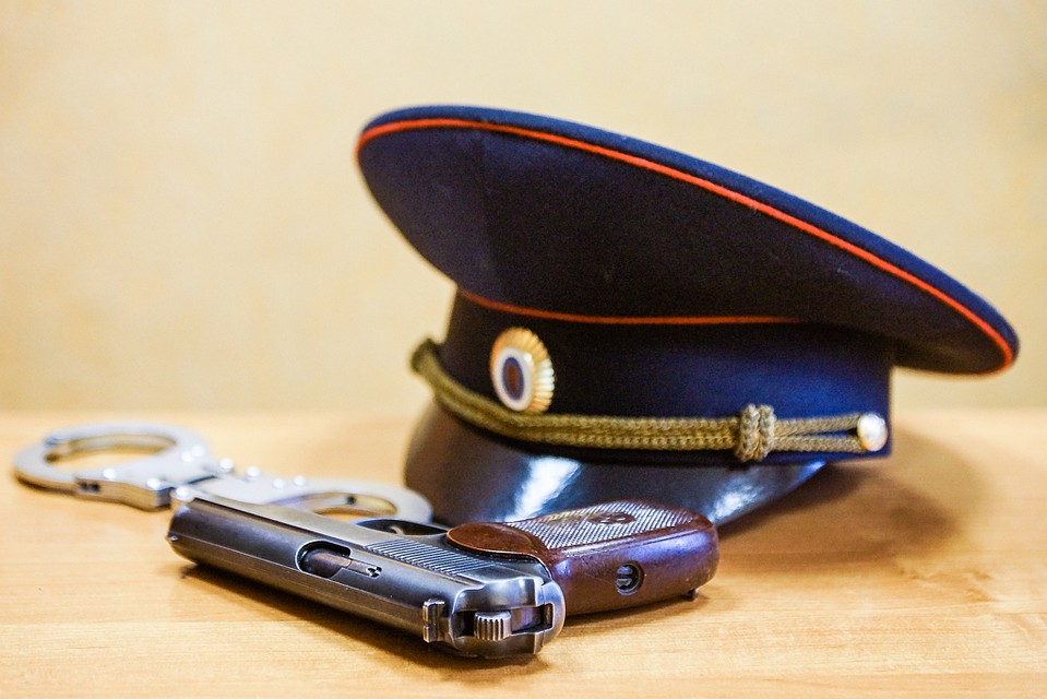 На время следствия полицейского отправили под арест
