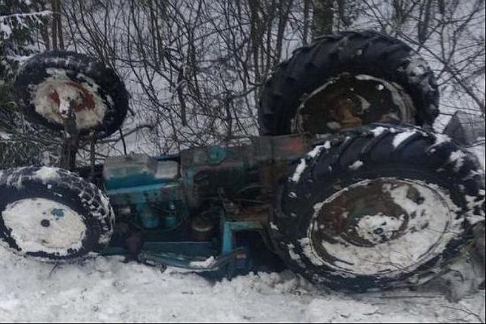 Напуганного водителя доставали спасатели