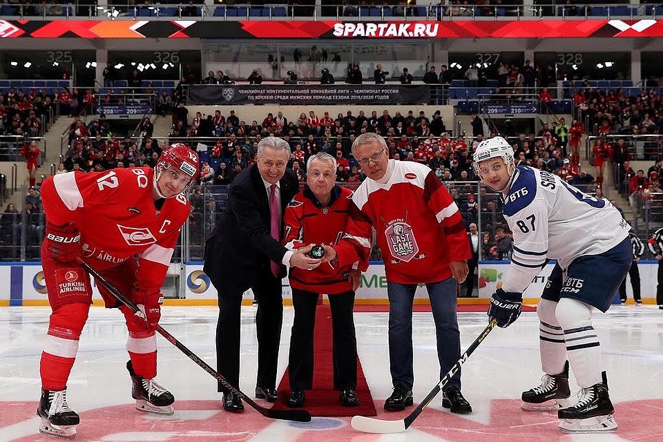 Джон Салливан (в центре) вышел на лед в форме клуба Washington Capitals и признался в любви к Александру Овечкину. Фото: Сергей Бобылев/ТАСС
