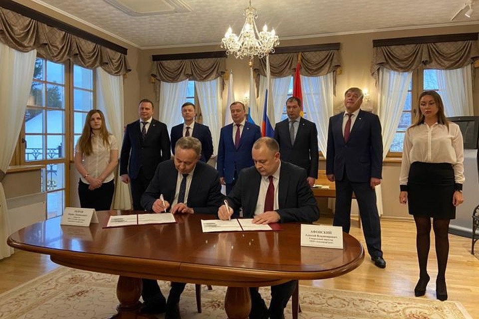 Сегодня, 4 февраля, компания-подрядчик «АльмакорГруп» и Служба заказчика городского хозяйства Нижнего Тагила подписали дорожную карту по строительству моста. Фото: Департамент информационной политики Свердловской области