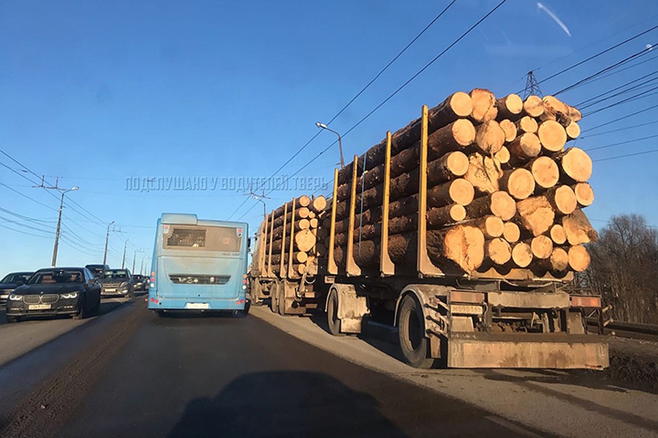На Южном мосту сломался лесовоз, микрорайон встал в пробке Фото: vk.com/"Подслушано у водителей. Тверь"/Василий Шилкин