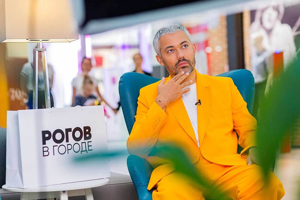 Сам Рогов зачастую носит яркие костюмы - ему по работе положено. Но всем рекомендует в первую очередь обзавестись самыми простыми базовыми вещами. Фото: СТС