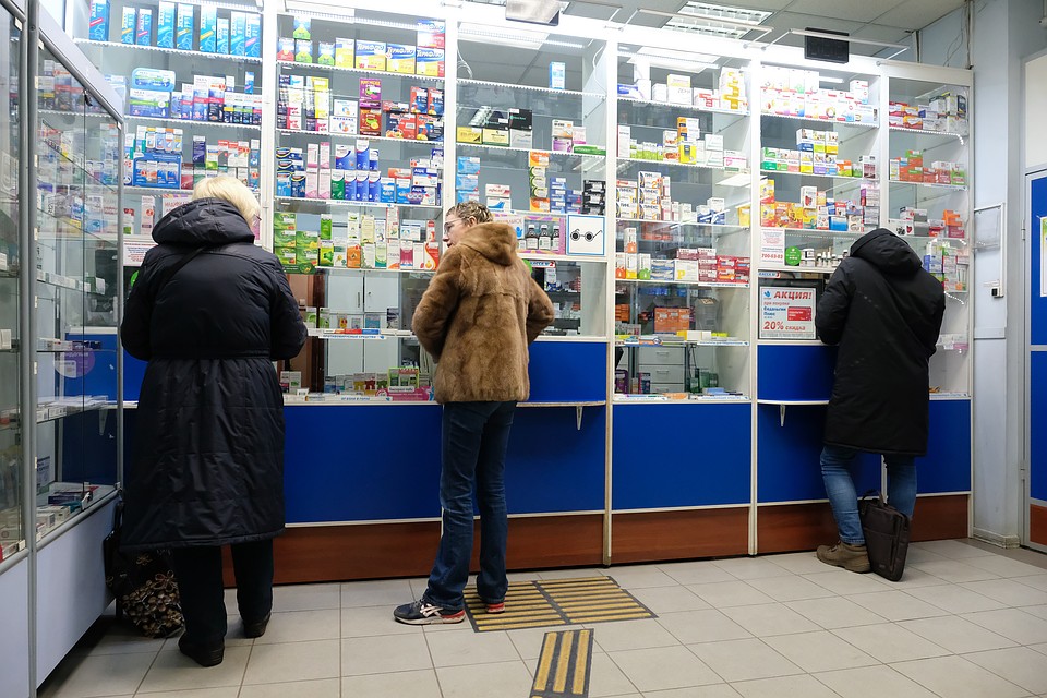 По данным комздрава, дефицита в аптеках, поликлиниках и больницах нет - на складах лежит около трех миллионов масок.