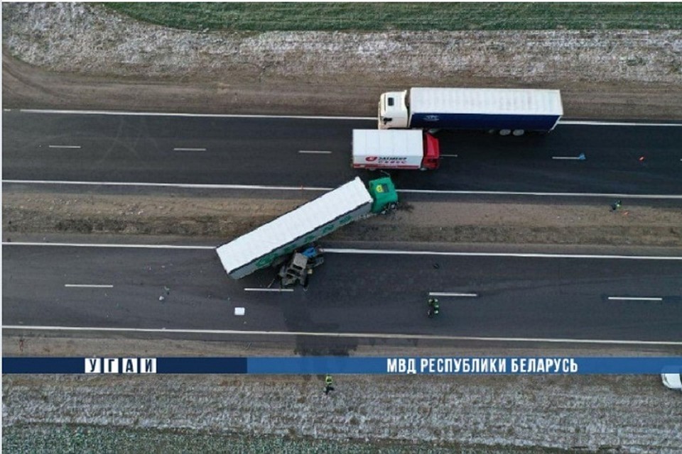 На трассе фура въехала в трактор. Фото: МВД.