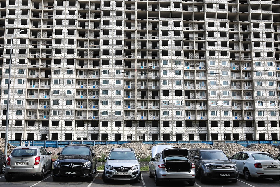 Автомобили на парковке у строящегося жилого дома в Мурино, Ленинградская область. Фото: Роман Пименов/ТАСС