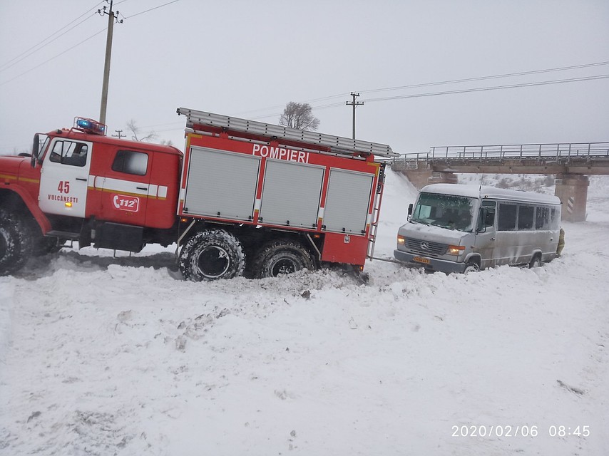 На юге Молдовы из снежных заносов вызволили микроавтобус и автомобили