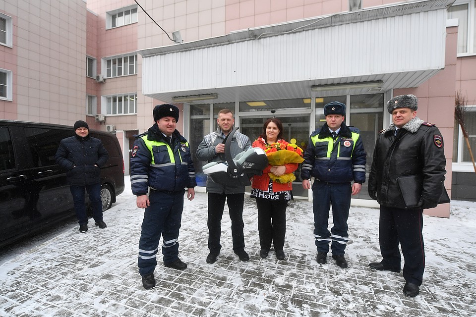Вместе с папой кроху встречали инспекторы, которые принимали роды