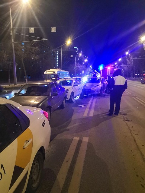 Иномарка «догнала» автомобили, стоявшие на светофоре ФОТО: «Ночной Патруль Самара»