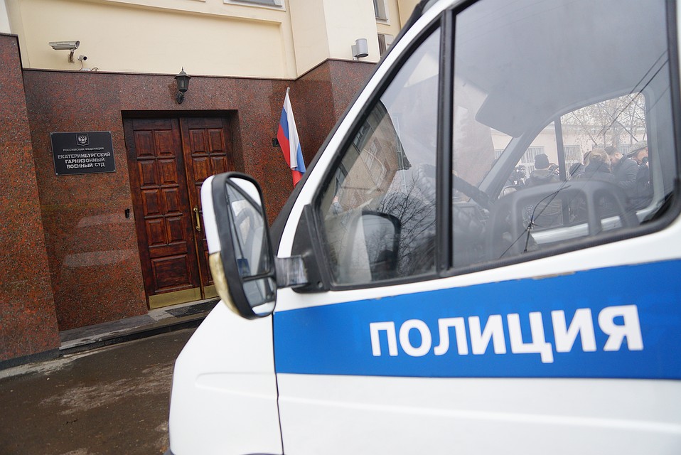 мужчина схватил нож и начал наносить женщине удары в живот.
