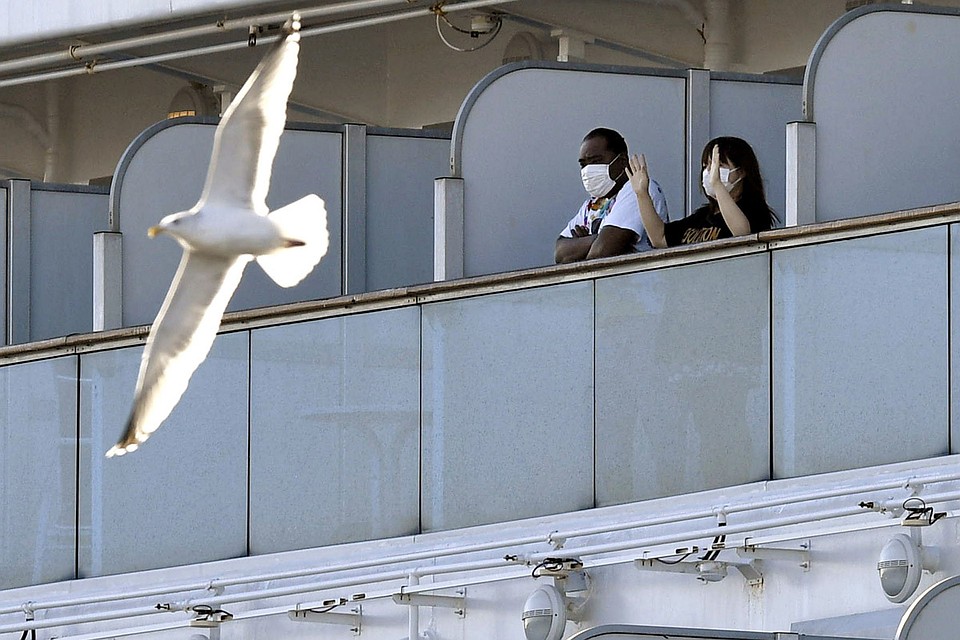 Пассажиры круизного морского лайнера Diamond Princess.