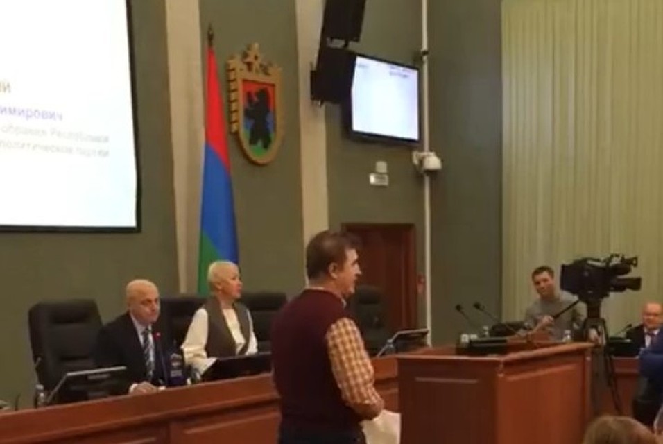 Мужчина вручил депутатам туалетную бумагу Фото: vk.com/video13750710_456239138
