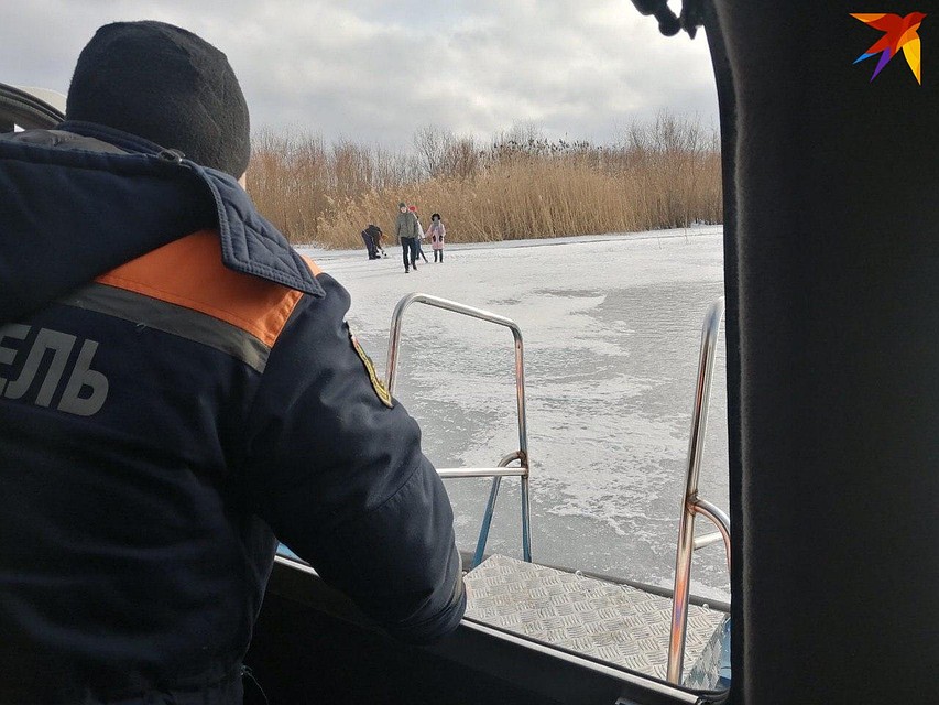 Спасатели вывезли детей с реки. Фото облспаса