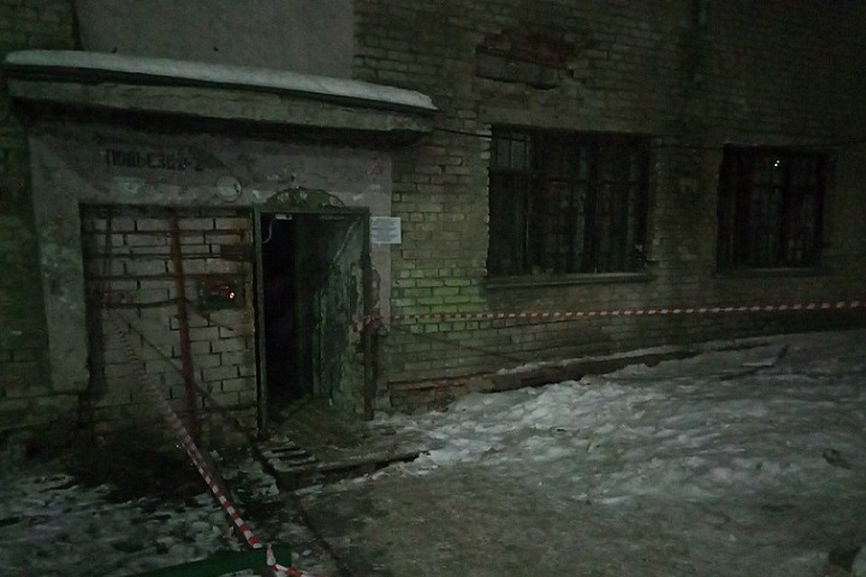 Жильцов тюменской двухэтажки, у которой обрушилась кирпичная кладка, экстренно переселили в гостиницу