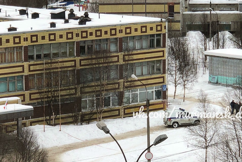 Тело женщины нашли у школы №31 Мурманска. Фото: vk.com/murmansk_dtp
