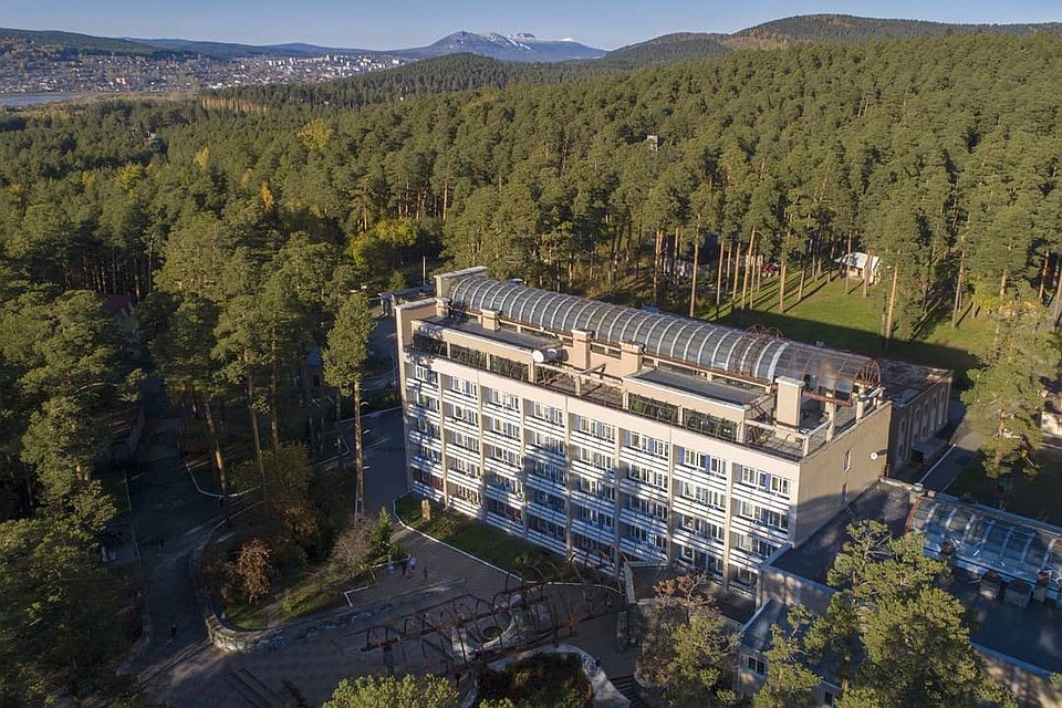 Вершины хребта Таганай красуются неподалеку от здравницы. Фото: spmetallurg.com
