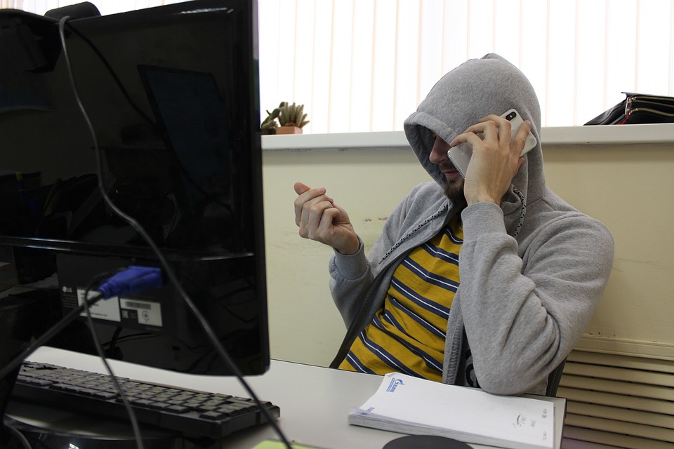 Мошенники продолжают обманывать людей по телефону