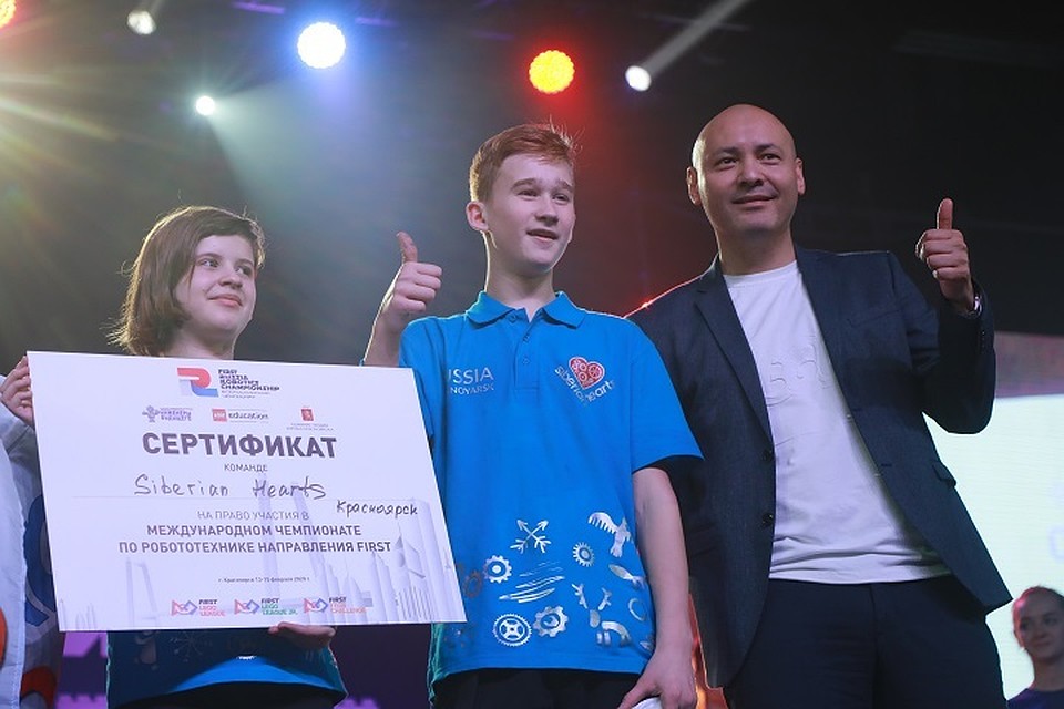 Педро Янг вручил сертификат на участие в чемпионате мира красноярской команде "Сибирские сердца".