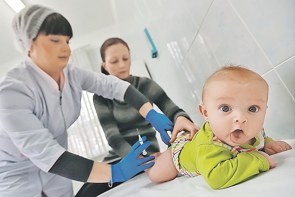 Власти столицы добавили в электронные медкарты раздел "Вакцинация", в котором записаны все сделанные ребёнку прививки и данные о том, какую следующую вакцинацию и когда надо будет провести. Фото: Владимир Смирнов / ТАСС