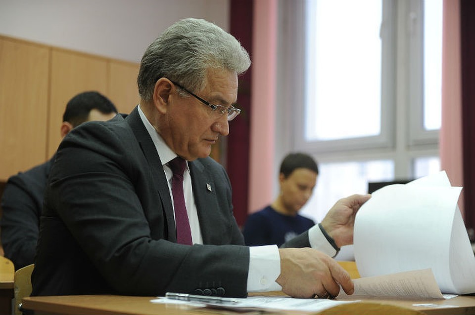 Юрий Биктуганов вместе с родителями выпускников сдавал ЕГЭ по истории из 11-ти заданий